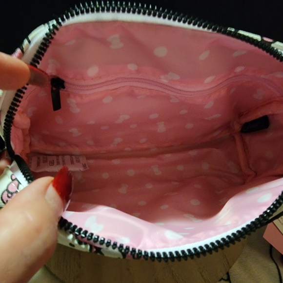 NWT Adorable Hello Kitty Cosmetic Bag. - Picture 4 of 4